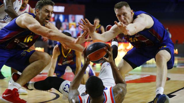 Pau Gasol y Roland Smits intentan capturar un rebote