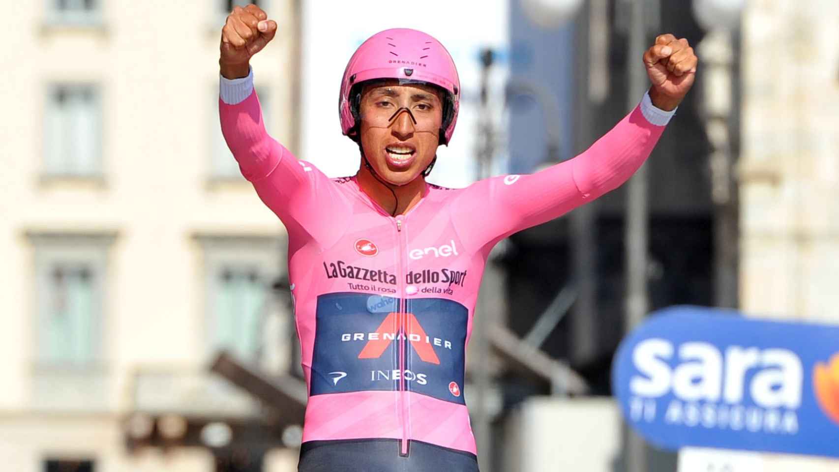Bernal celebra su victoria en el Giro de Italia 2021 tras al crono final