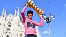 Egan Bernal con el trofeo del Giro de Italia