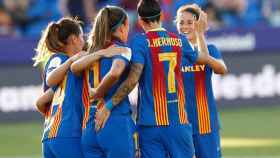Piña de las jugadoras del Barcelona Femenino para celebrar un gol en la final de la Copa de la Reina