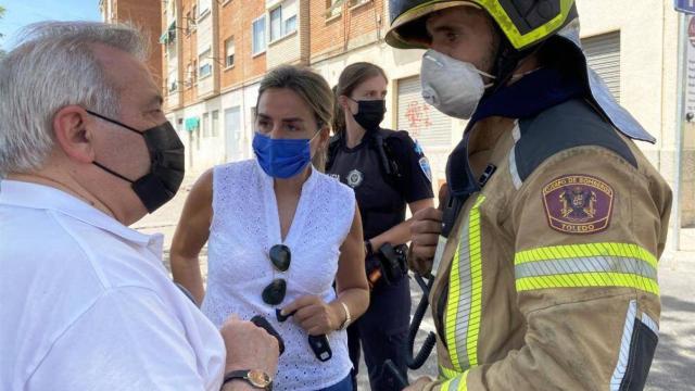 La alcaldesa de Toledo, Milagros Tolón, y el concejal de Seguridad Ciudadana, Juan José del Pino, en el incendio de una vivienda en el barrio de Santa Bárbara