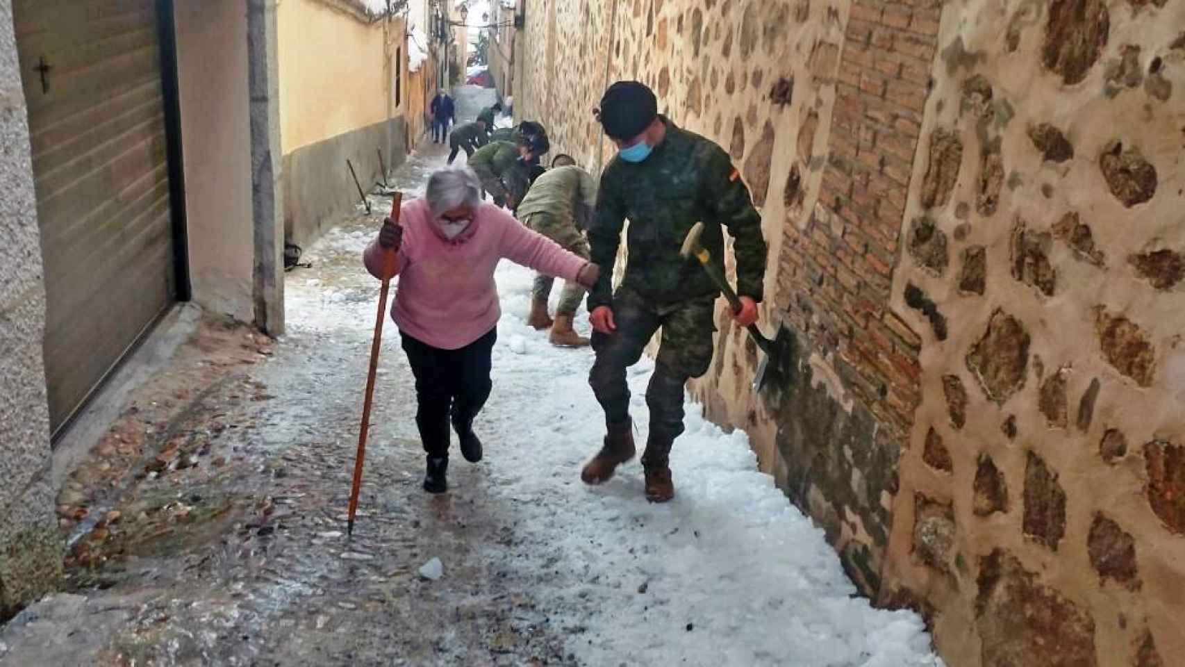 Intervención del Ejército en las calles de Toledo ayudando a quitar la nieve de Filomena (Foto: Twitter)