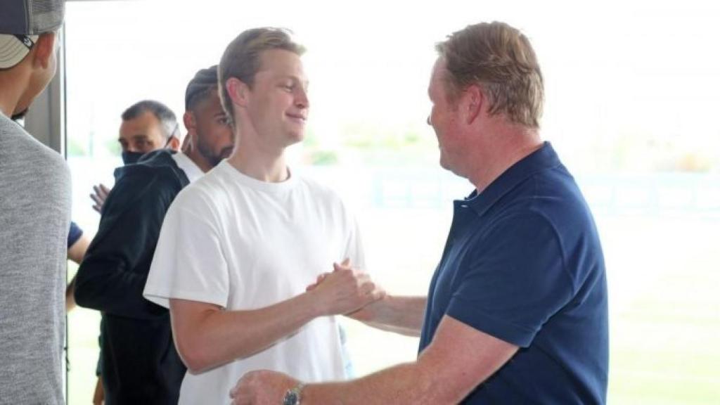 Frenkie de Jong y Ronald Koeman, en la despedida de esta temporada