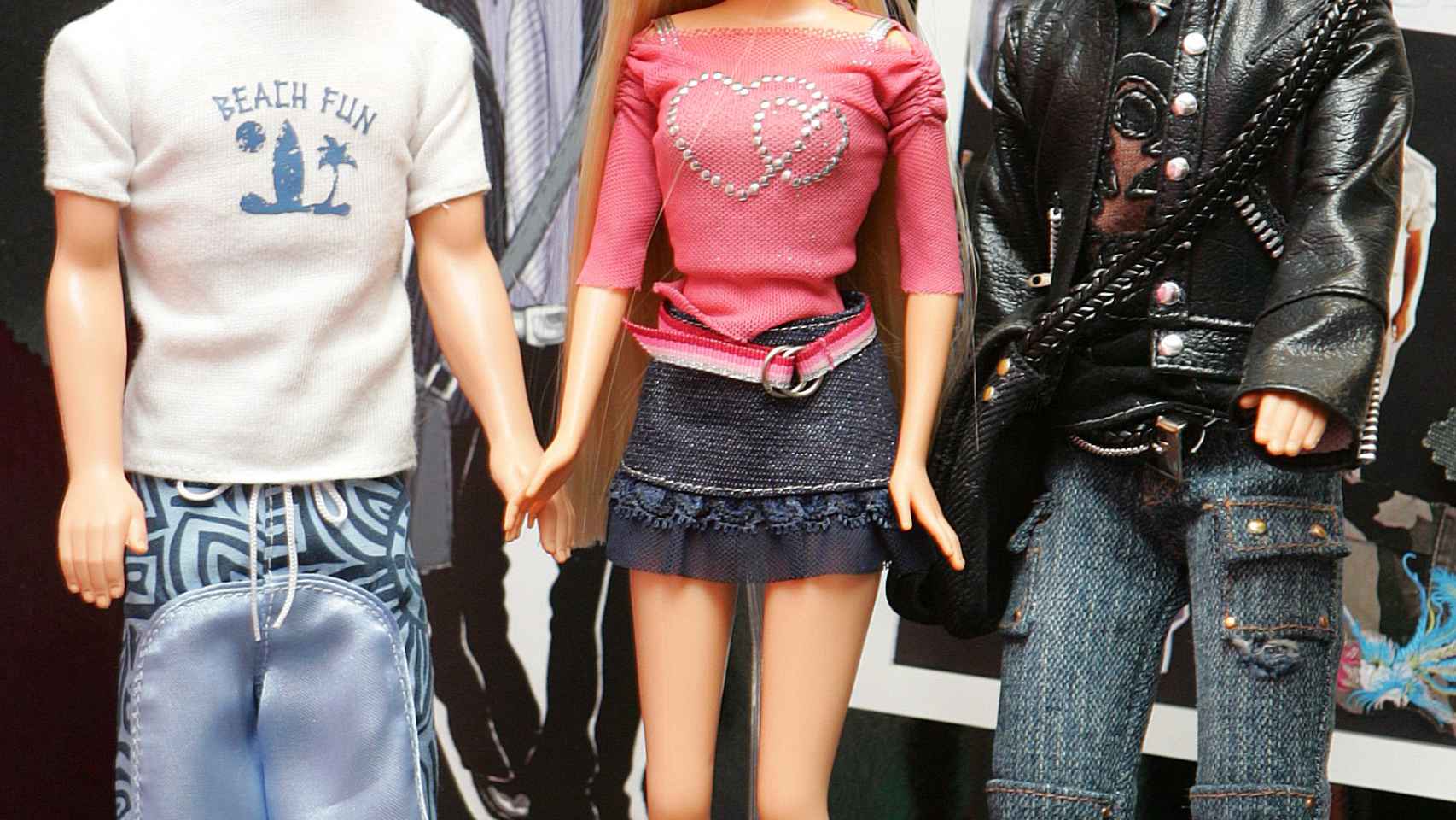 Barbie, acompañando a dos modelos de Ken en una foto de archivo.