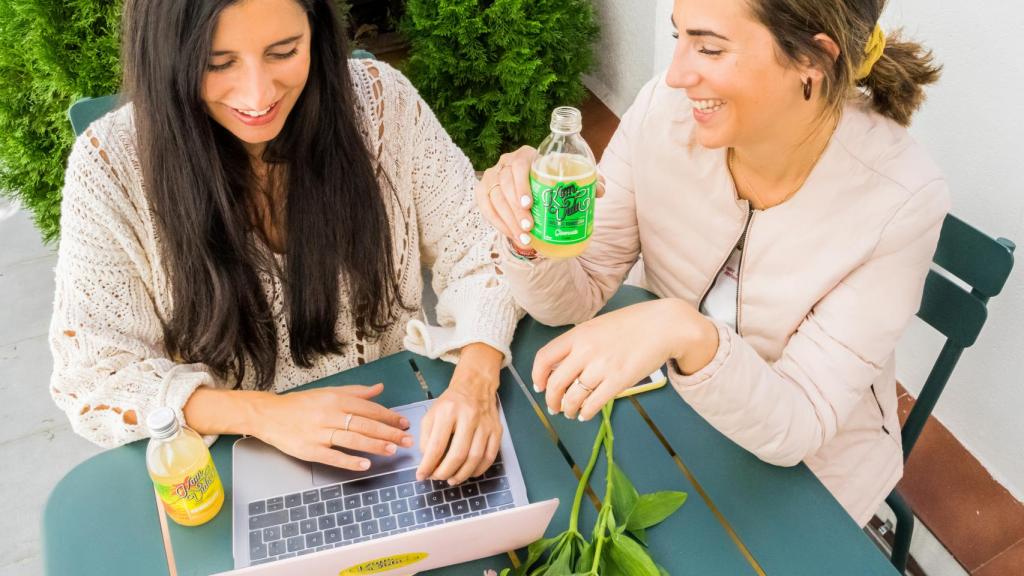 Nuria y Beatriz probando su kombucha.