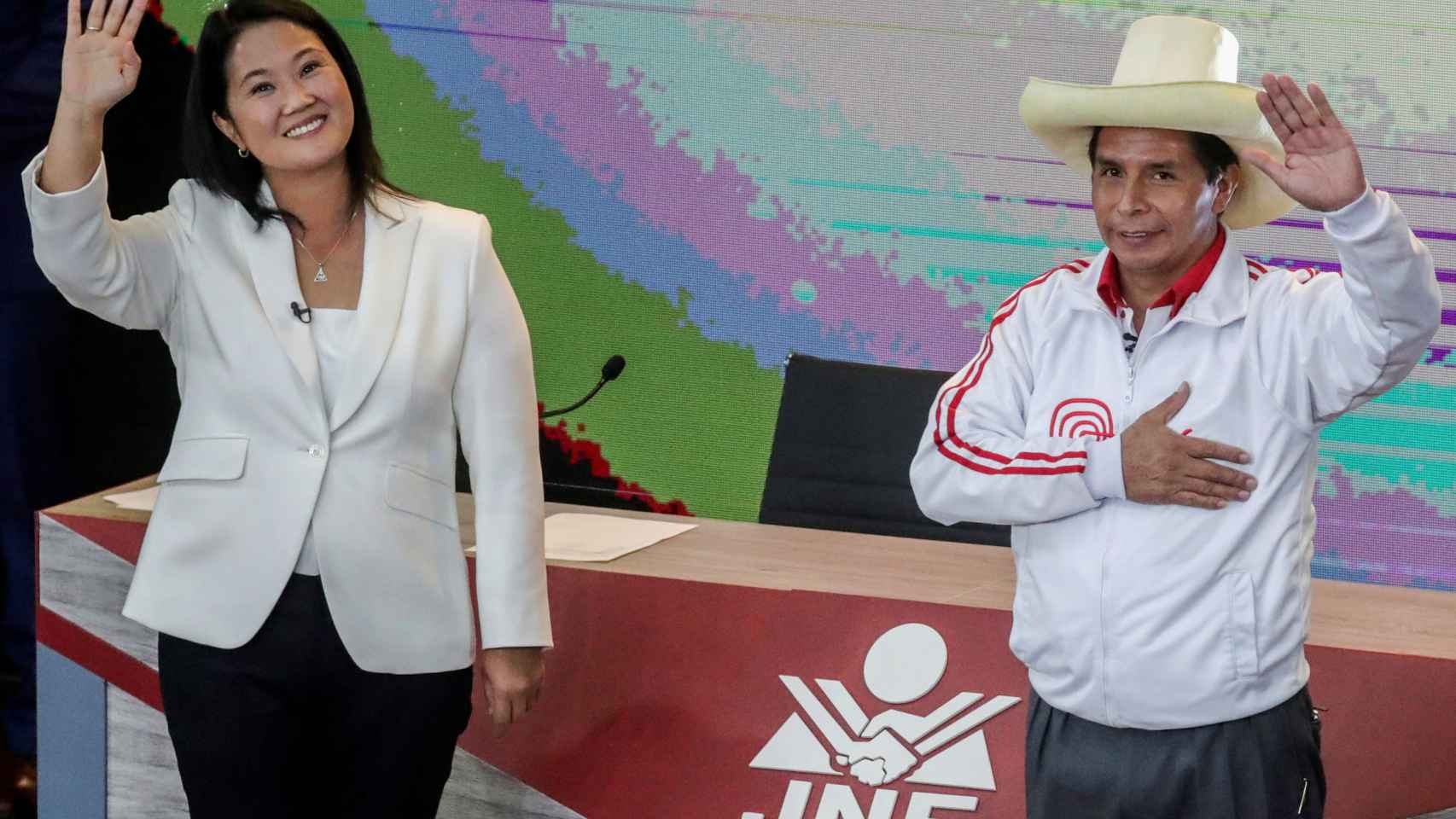 Keiko Fujimori (i), candidata conservadora. Y Pedro Castillo (d), candidato socialista.
