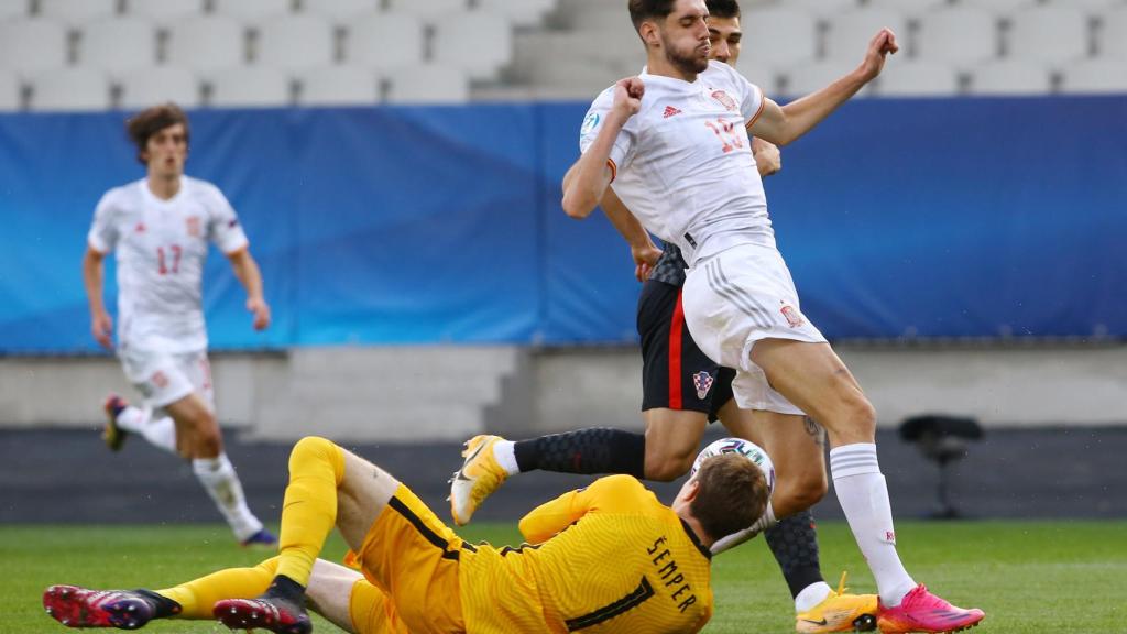 Fer Niño se lamenta tras fallar una ocasión ante Croacia en los cuartos de final del Europeo sub21 de 2021