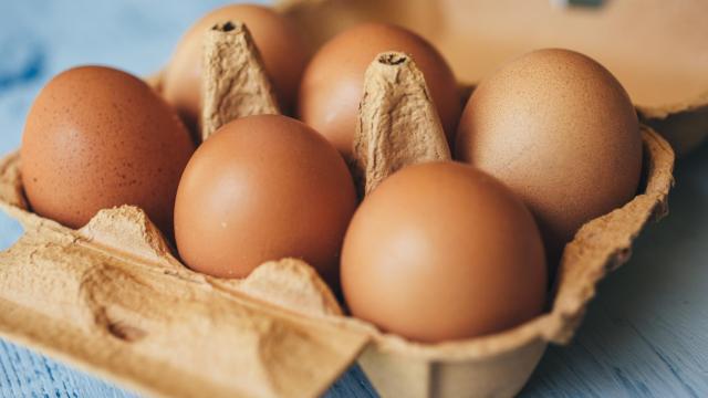 Una caja con media docena de huevos.