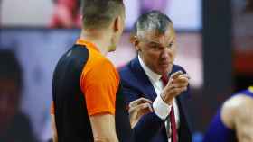 Jasikevicius protesta una decisión a los árbitros en la final de la Euroliga