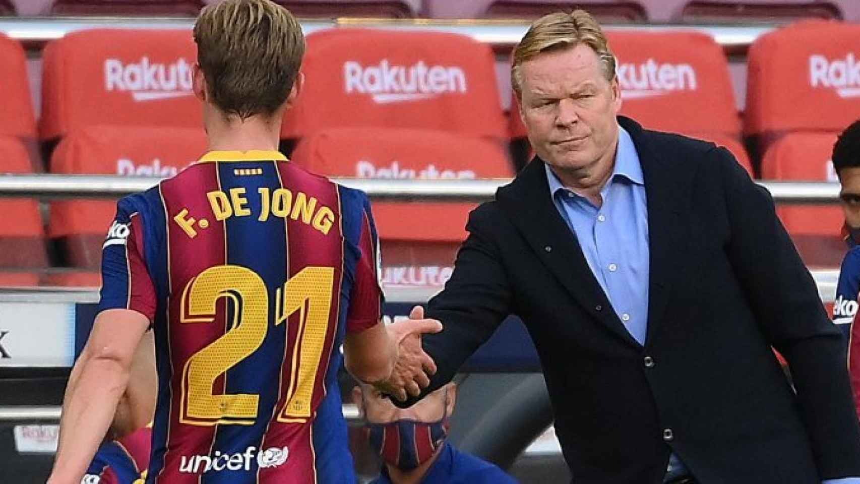 Frenkie De Jong y Ronald Koeman, durante un partido del Barça