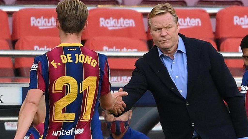 Frenkie De Jong y Ronald Koeman, durante un partido del Barça