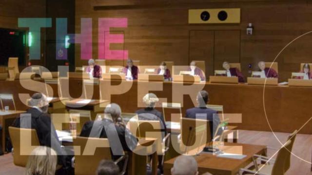 Una sala del Tribunal de Justicia de la Unión Europea y el logo de la Superliga Europea, en un fotomontaje