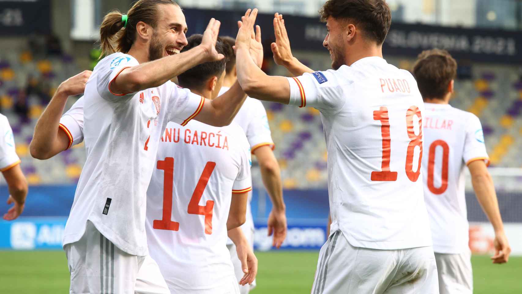 Óscar Mingueza y Javi Puado celebran el gol de la selección de España sub21 ante Croacia