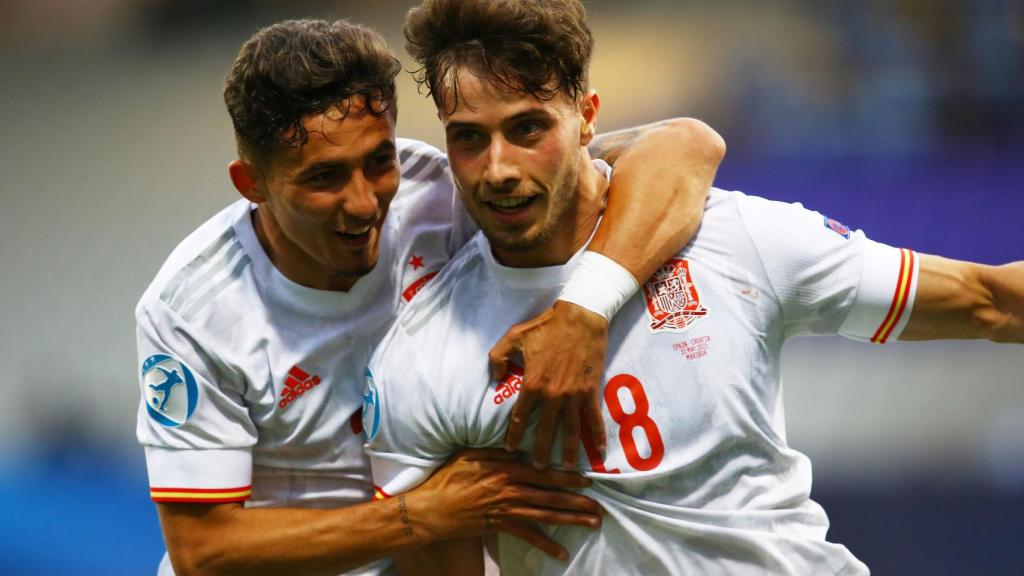 Yeremi Pino y Javi Puado celebran el segundo gol ante Croacia en los cuartos de final del Europeo sub21