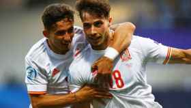 Yeremi Pino y Javi Puado celebran el segundo gol ante Croacia en los cuartos de final del Europeo sub21
