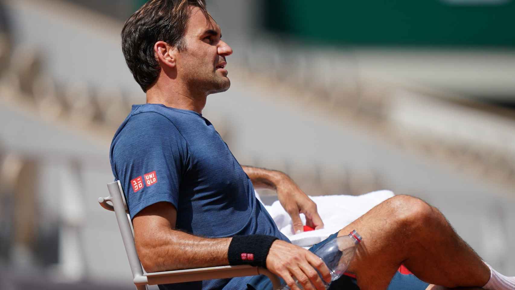 Federer, durante un entrenamiento en Roland Garros.