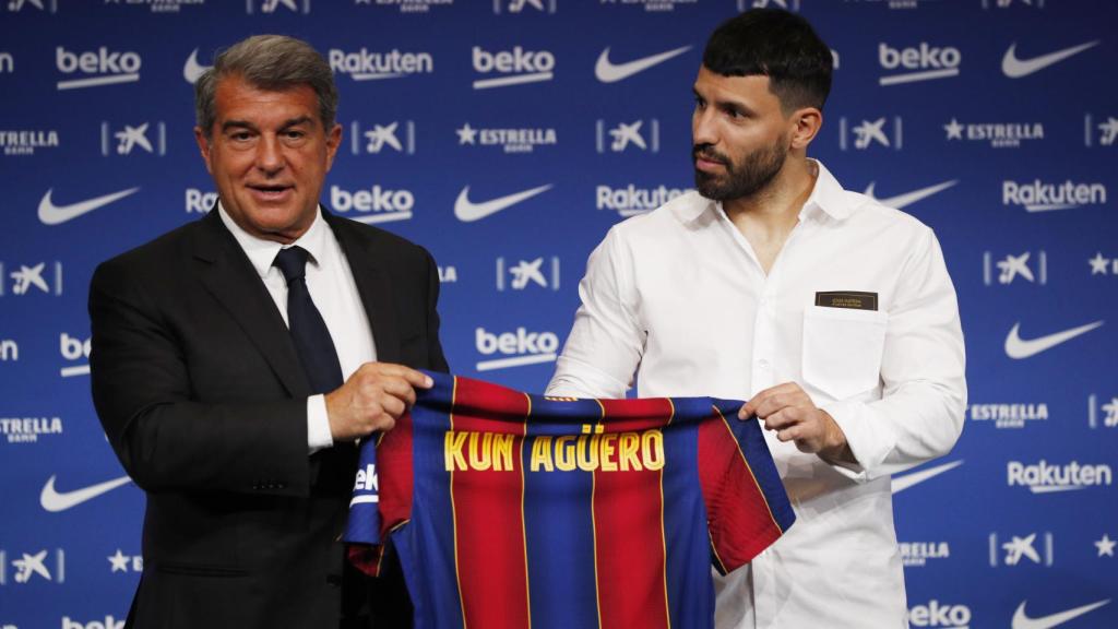 Joan Laporta y Agüero posan con la camiseta del 'Kun'