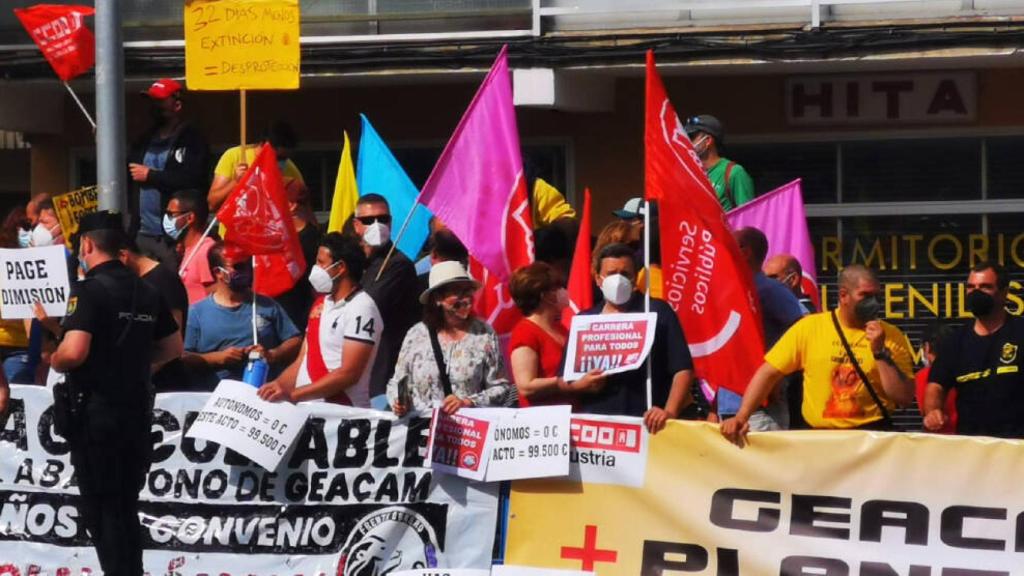 Un grupo de trabajadores de Geacam a las puertas del teatro Buero Vallejo de Guadalajara