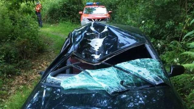 Estado en el que quedó el vehículo tras el atropello mortal a un ciclista en el puerto de Otsondo (Foto: Diario de Navarra)