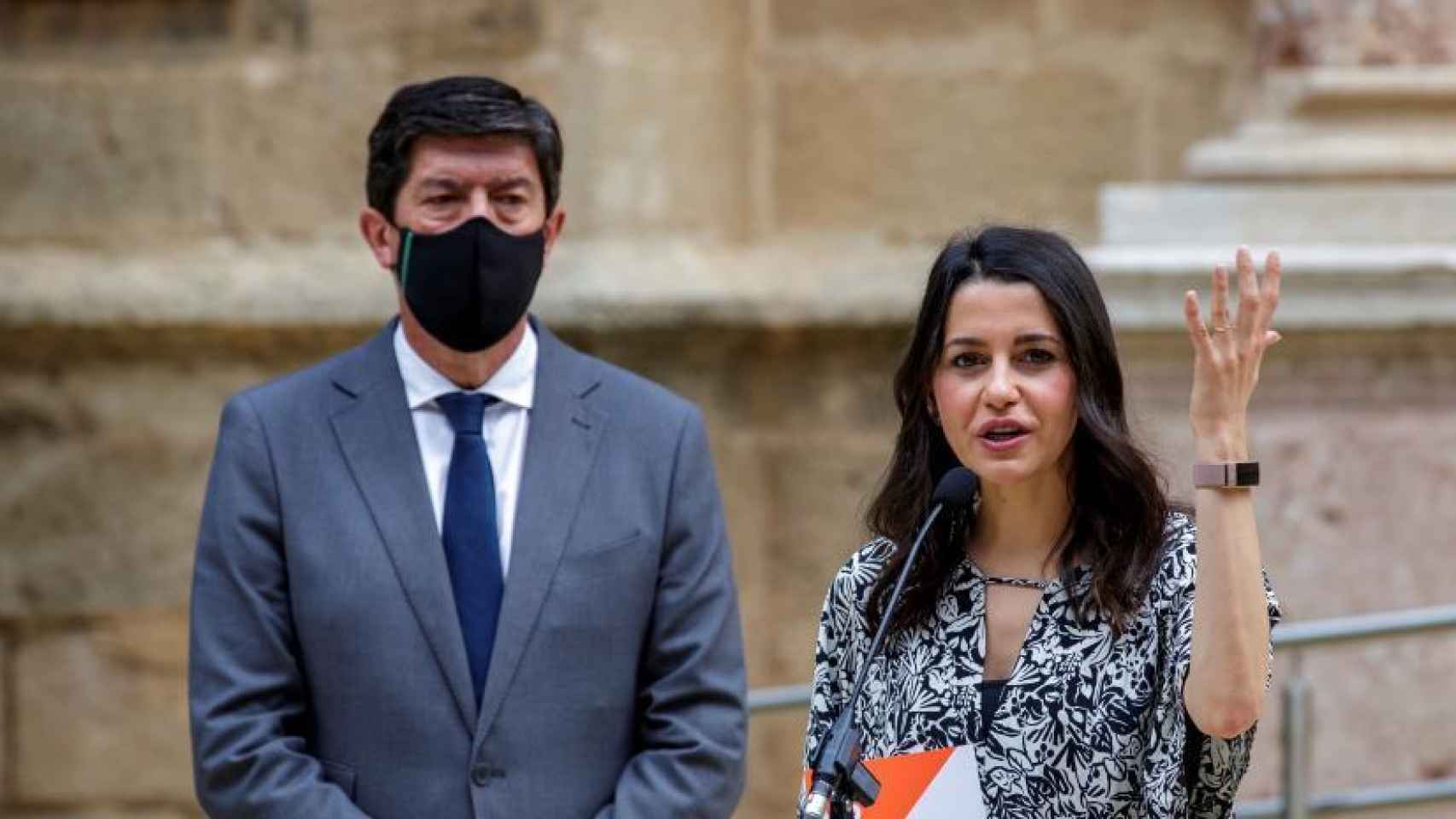 La presidenta de Cs, Inés Arrimadas, junto a Juan Marín, en el Parlamento andaluz.