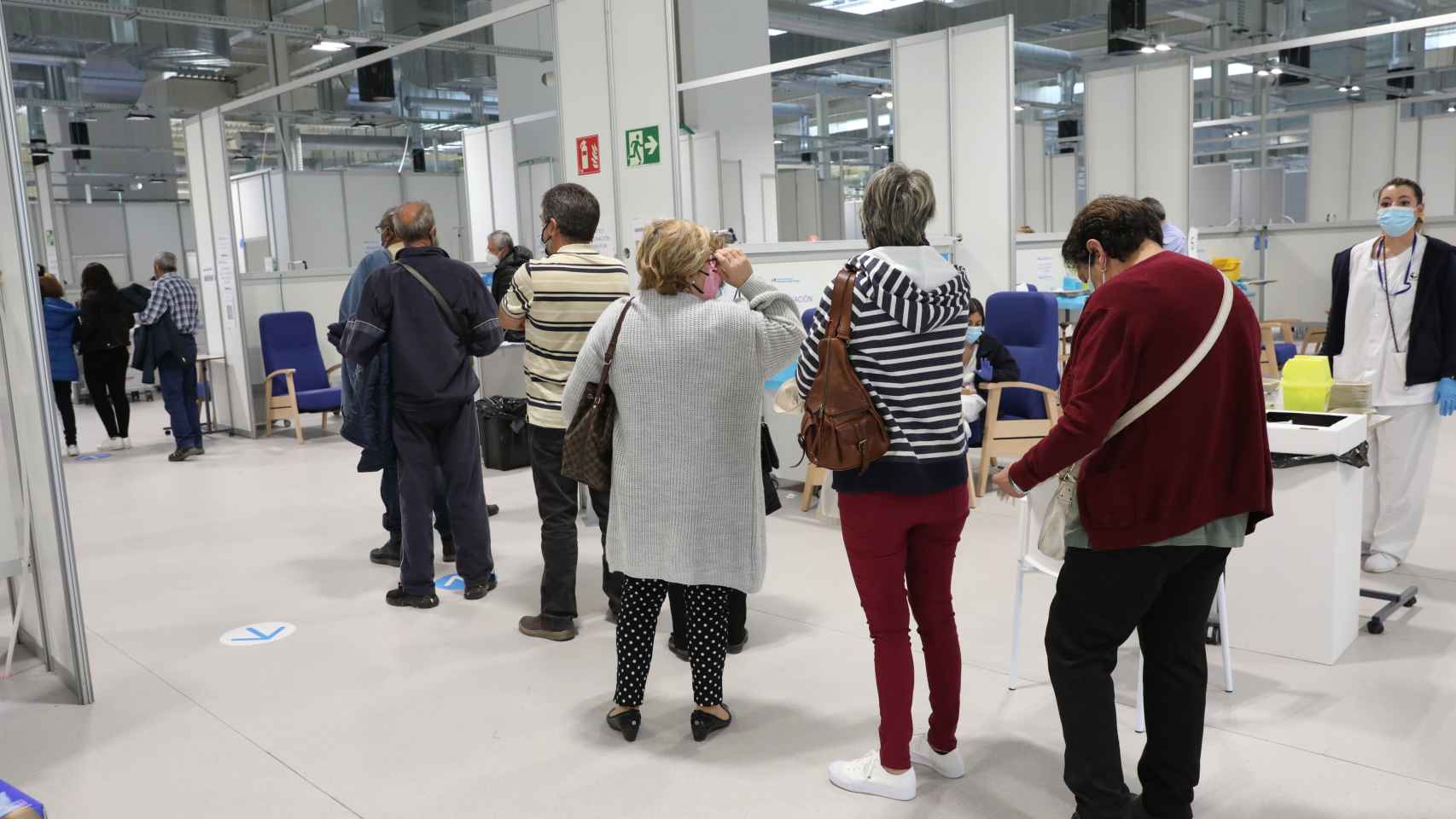 Varias personas acuden a recibir la vacuna contra el Covid-19 en el Hospital Enfermera Isabel Zendal, en Madrid..