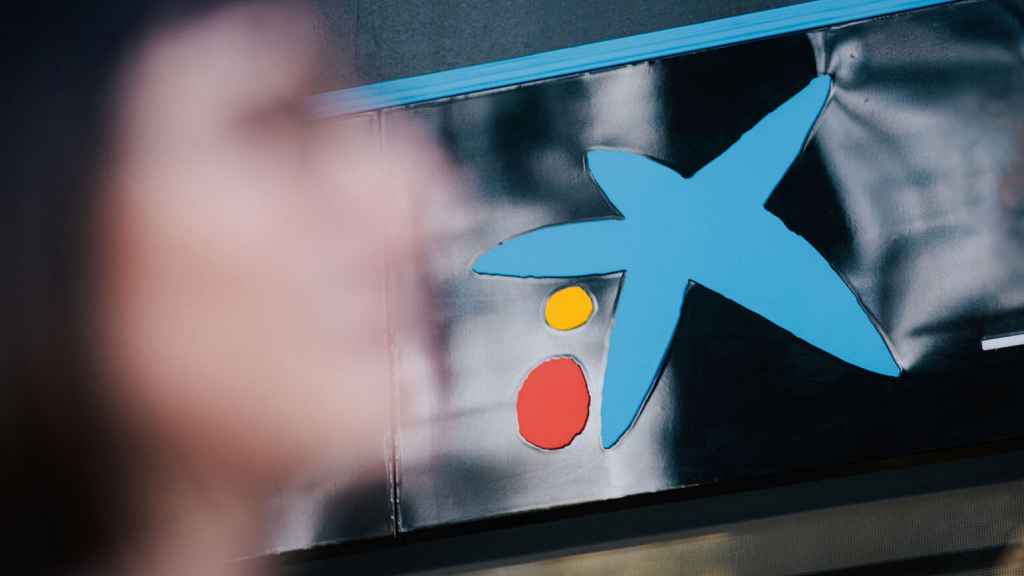 El logo de CaixaBank en uno de sus edificios.
