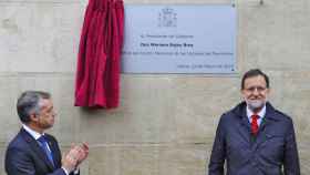 Íñigo Urkullu y Mariano Rajoy inauguran la placa del Memorial de Víctimas del Terrorismo.