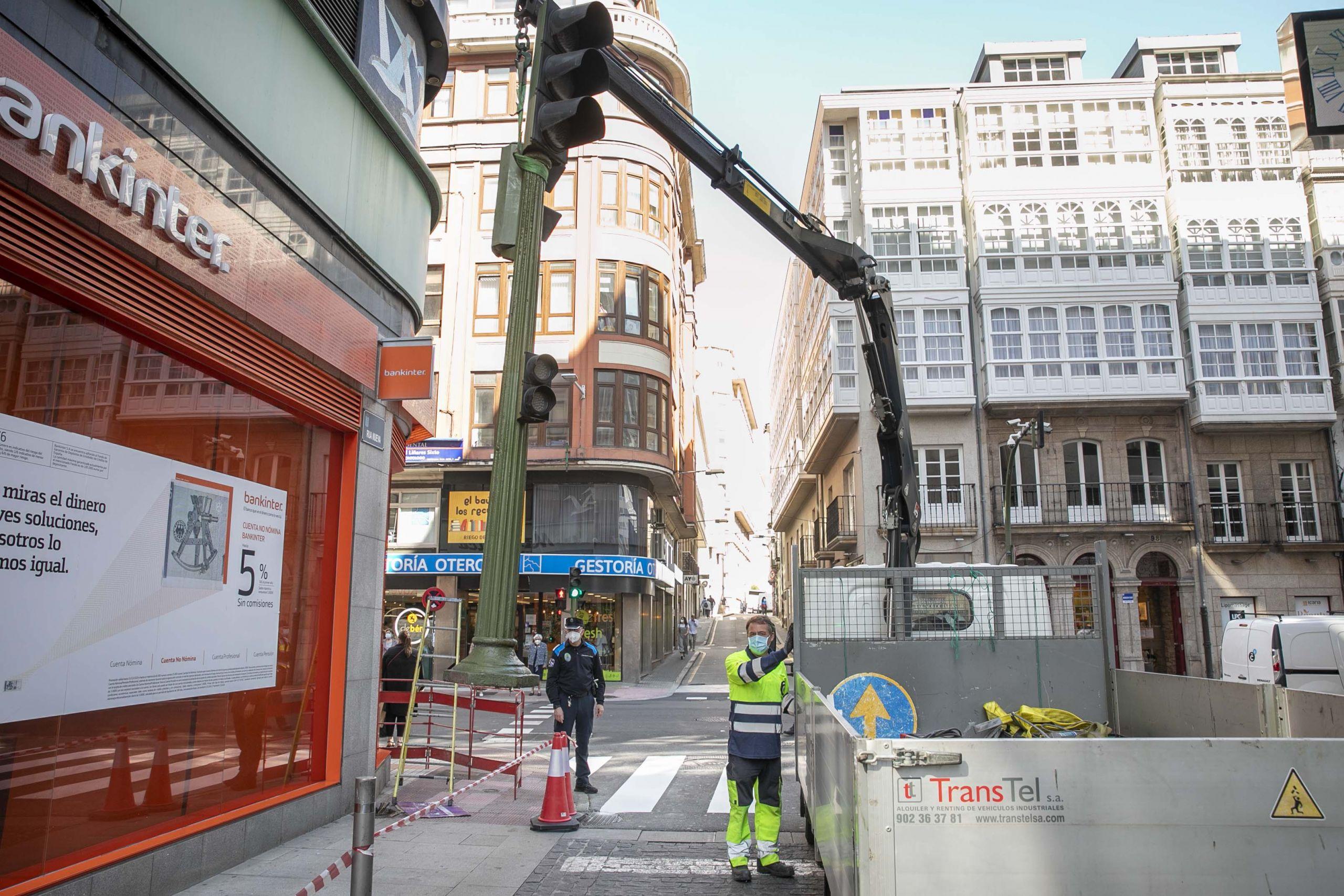 Los operarios retiran los semáforos de la Rúa Nova de A Coruña (Concello da Coruña).