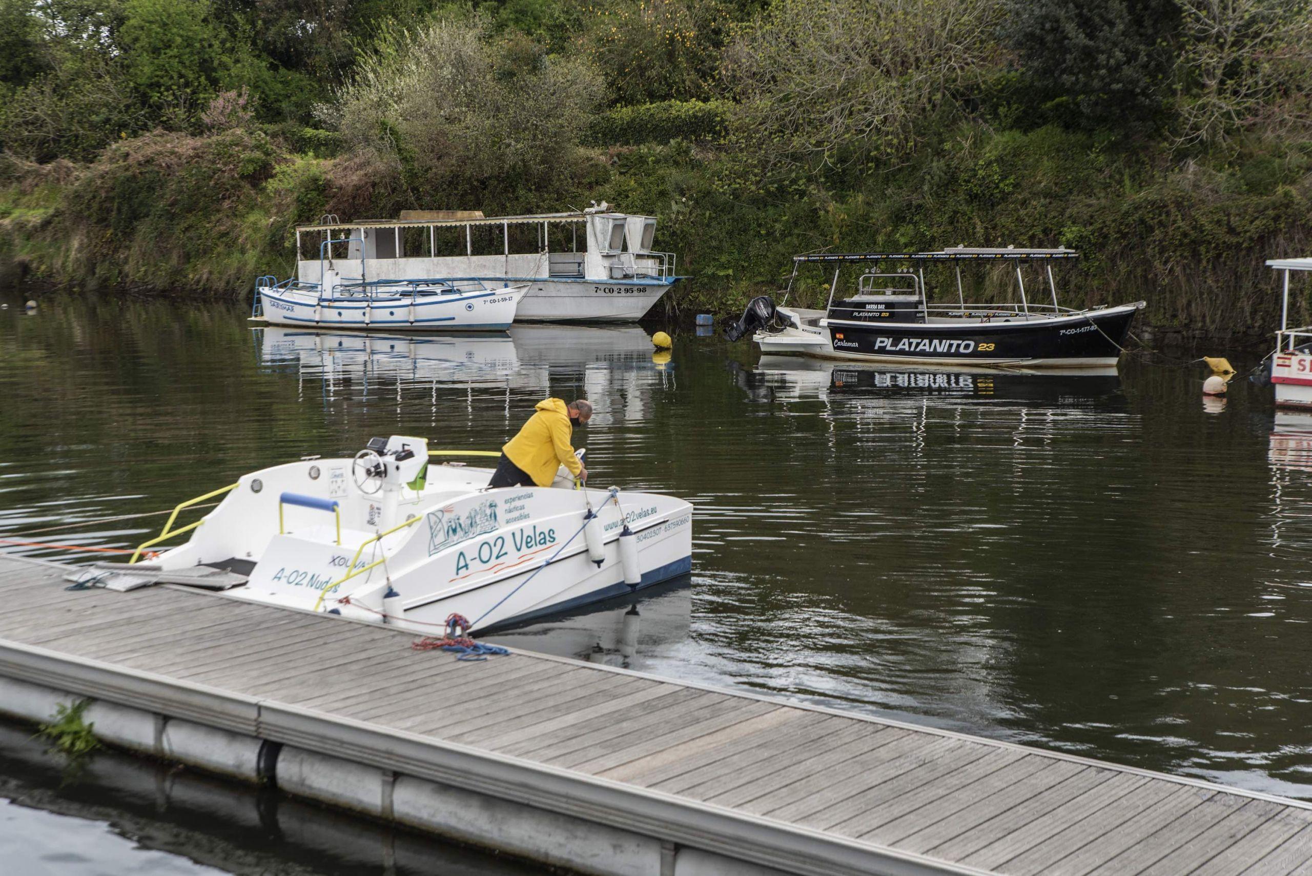 Un catamarán eléctrico de la Reserva de Biosfera Mariñas Coruñesas e Terras do Mandeo en una imagen cedida.