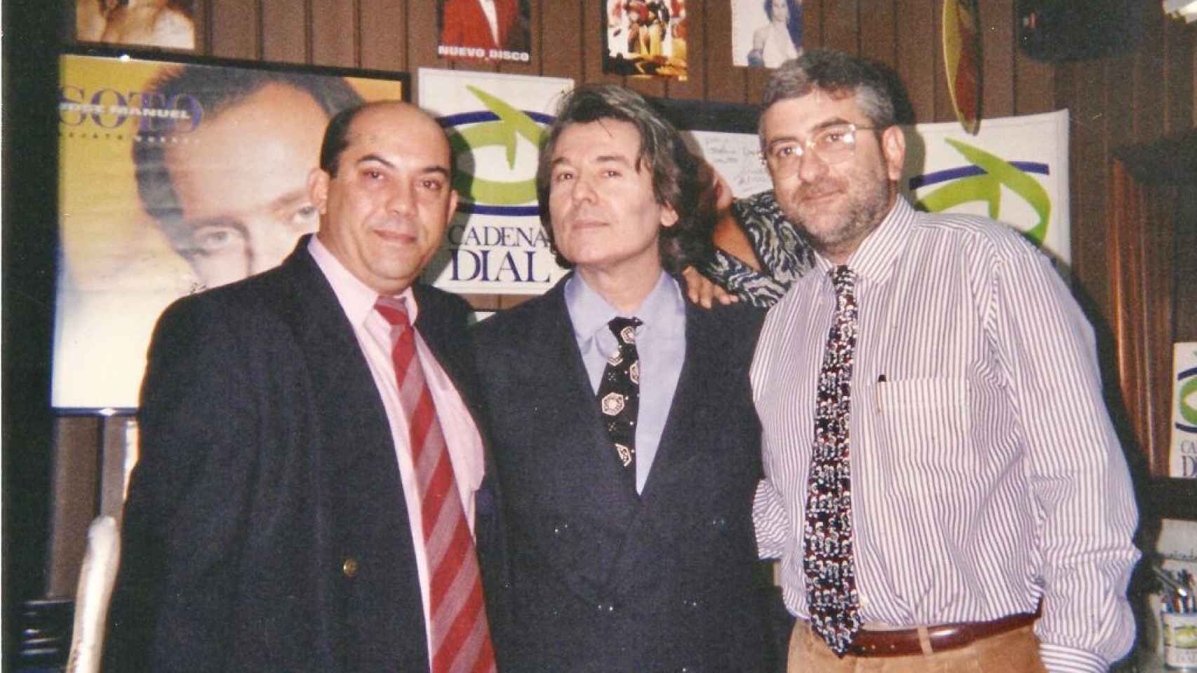 El cantante Raphael junto a Alberto Castillo, en su etapa radiofónica, antes de convertirse en presidente de la Asamblea Regional.