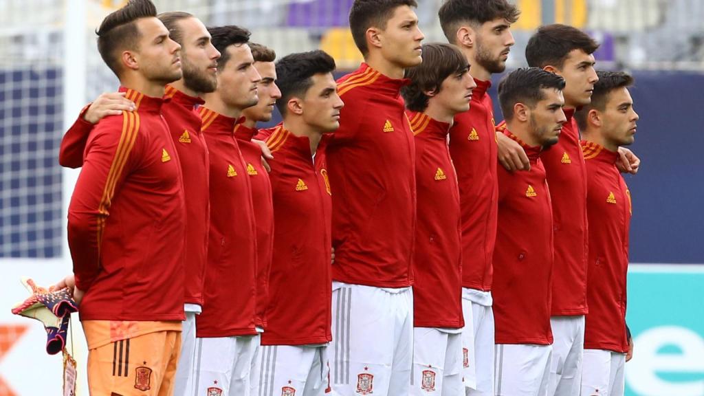 Álvaro Fernández, liderando a la selección española sub21 durante el momento de los himnos