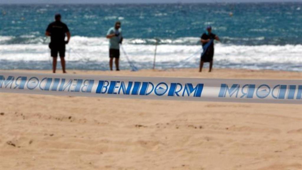 Personal parcelando las playas de Benidorm, en imagen de archivo.