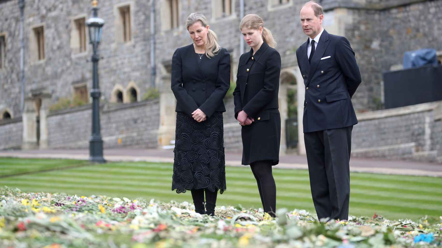 Sophie de Wessex junto al príncipe Eduardo y su hija, en el servicio religioso en memoria al duque de Edimburgo.