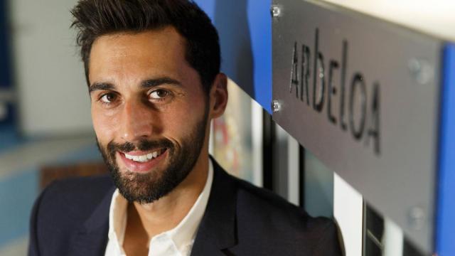 Álvaro Arbeloa, junto a la que fuera su taquilla del Real Madrid