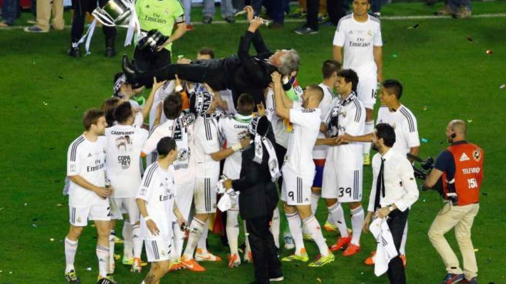 Ancelotti, manteado tras ganar la Copa del Rey 2013/2014