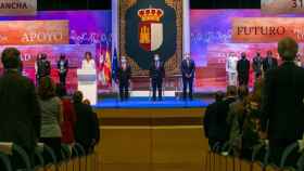 El himno de España cerró el acto institucional del Día de Castilla-La Mancha y todos los asistentes lo escucharon en pie