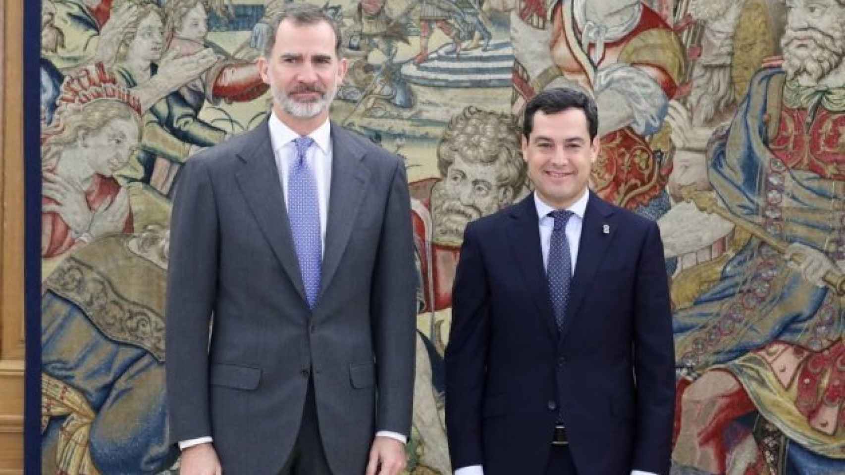 El Rey Felipe VI y el presidente de la Junta, Juanma Moreno.