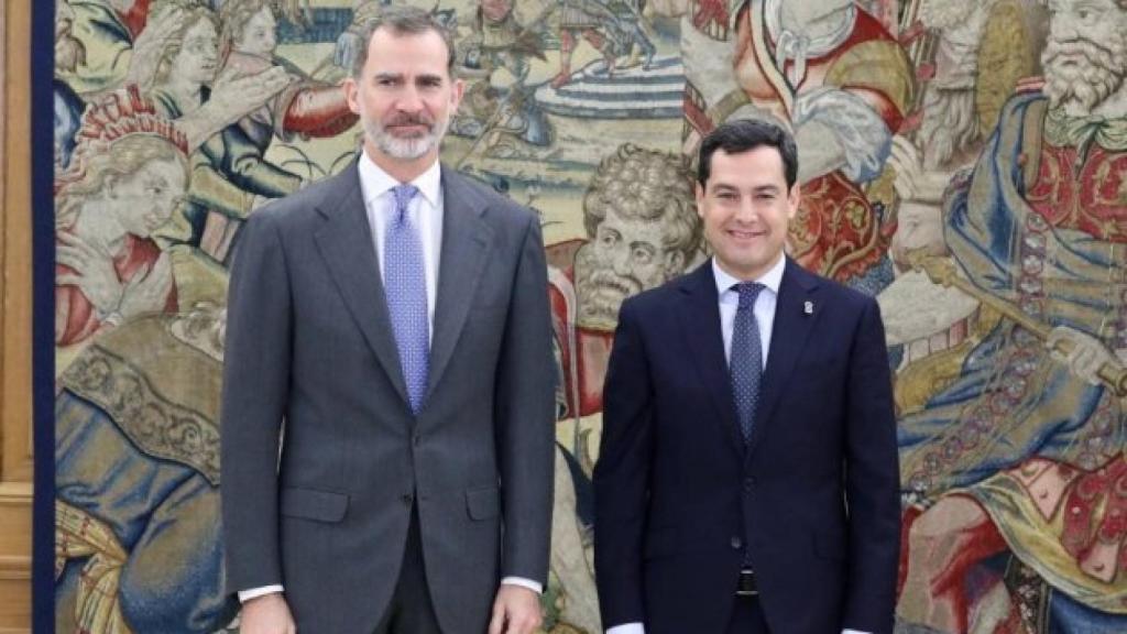 El Rey Felipe VI y el presidente de la Junta, Juanma Moreno.