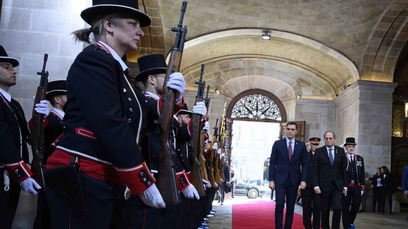 El presidente del Gobierno, Pedro Sánchez, y el entonces president de la Generalitat de Cataluña, Quim Torra, en el Palau de la Generalitat.