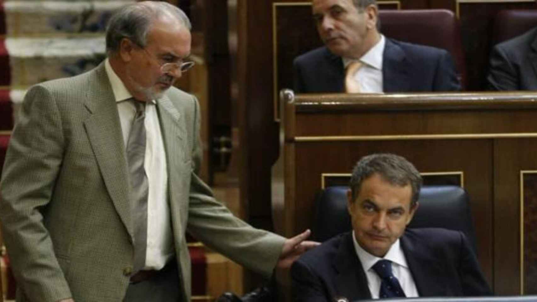 Pedro Solbes y José Luis Rodríguez Zapatero, el día del 'Pearl harbor' en el que aprobó los recortes en el Congreso.