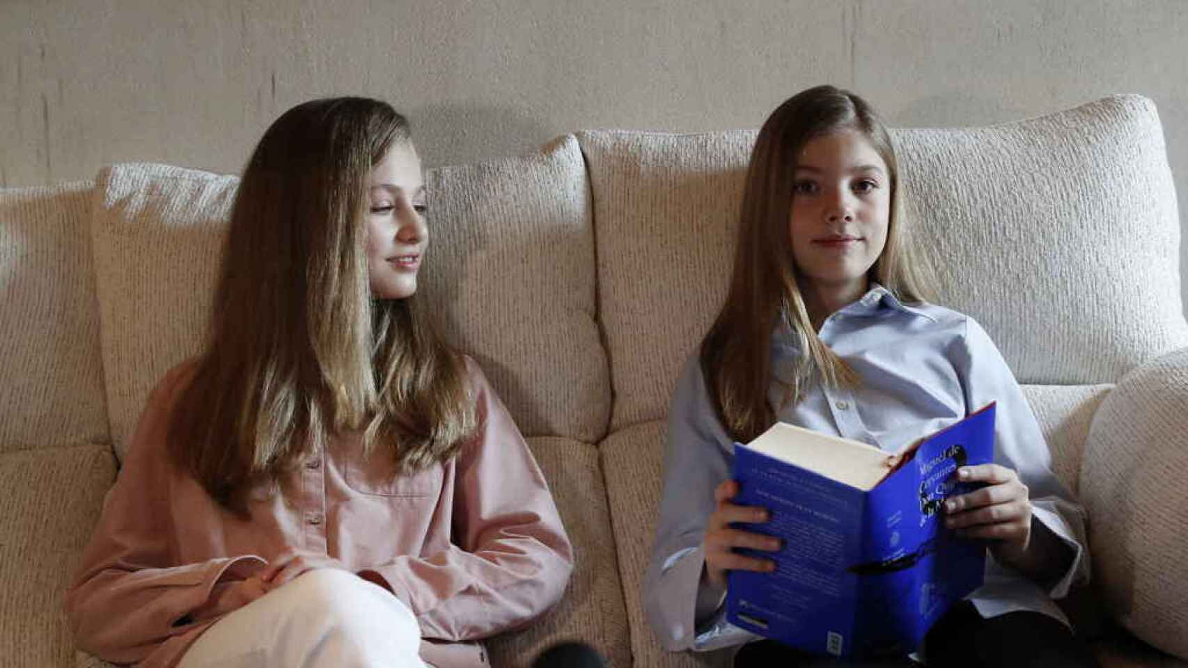 La princesa Leonor y la infanta Sofía, hace un año leyendo el Quijote desde palacio.
