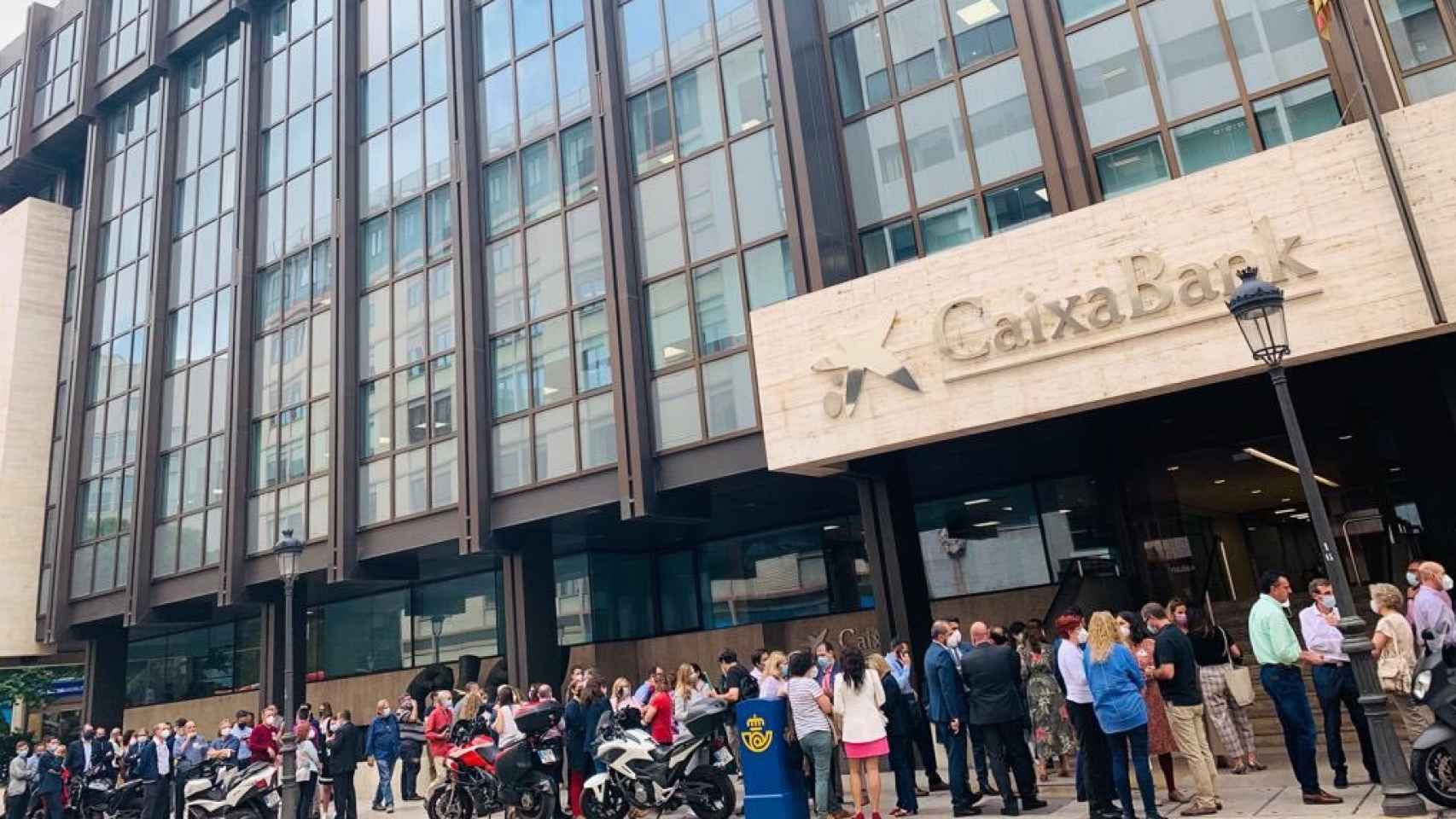 Los trabajadores de CaixaBank se concentran en protesta por el ERE.