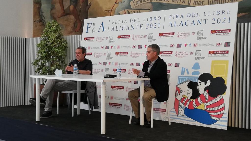 Rafael Andarias y Juan Martínez Leal en la Feria del Libro de Alicante.