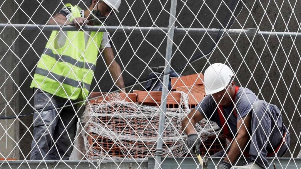 Dos trabajadores en una obra.