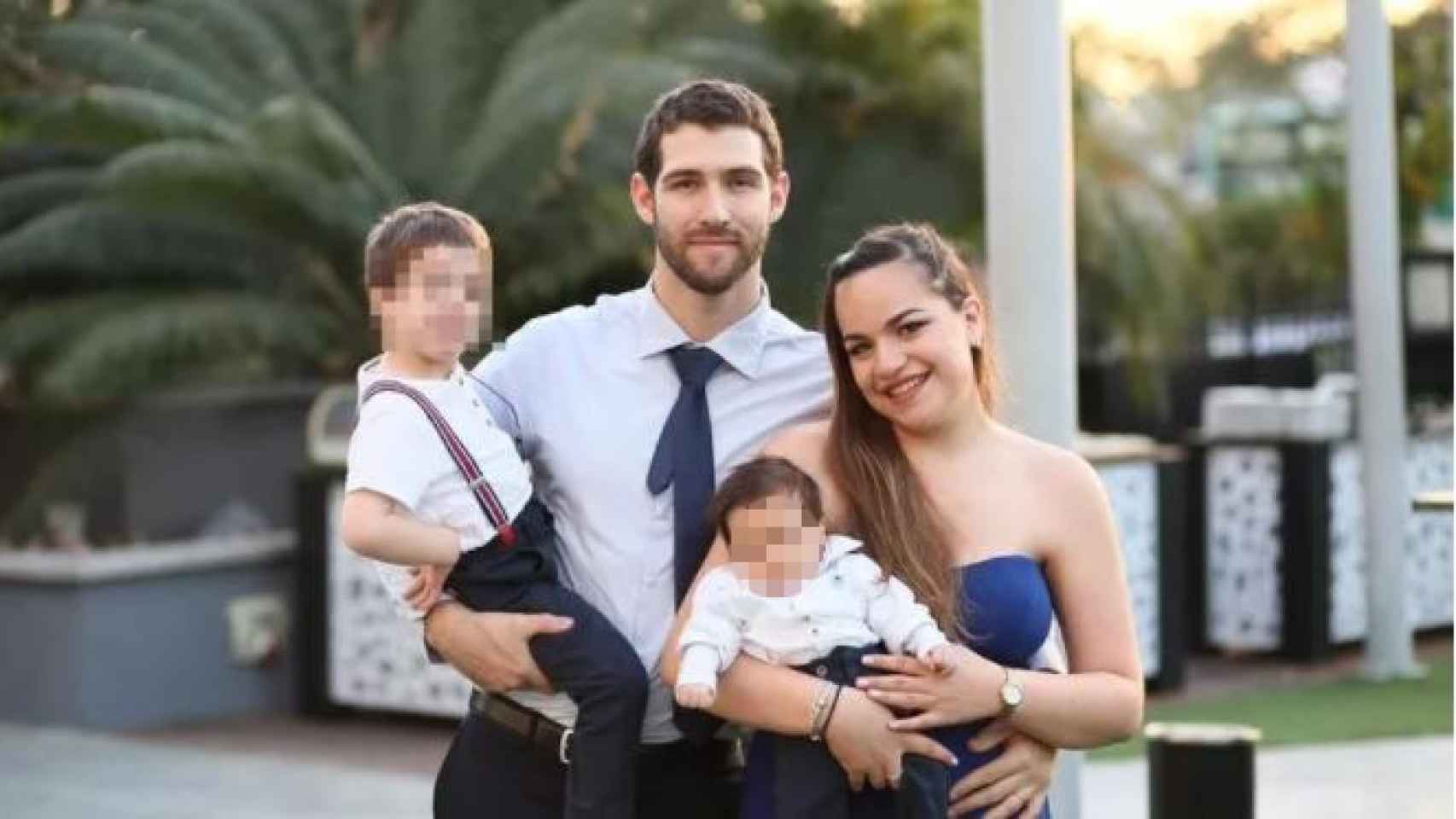 La familia Biran, con el pequeño Eitan a la izquierda, en brazos de su padre.