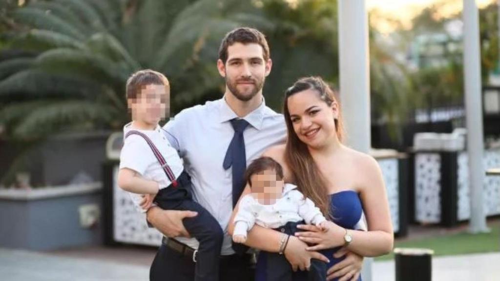 La familia Biran, con el pequeño Eitan a la izquierda, en brazos de su padre.