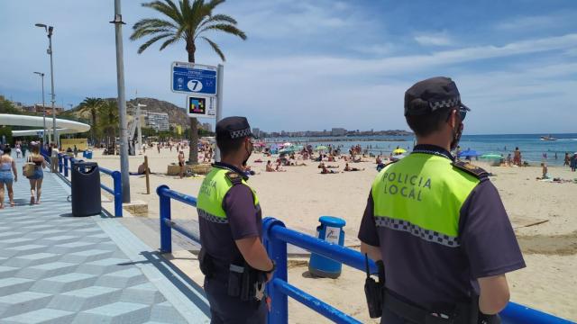 Agentes de la Policía local en la Playa del Postiguet.