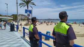 El Ayuntamiento de Alicante refuerza el dispositivo de Policía Local en las playas con 74 agentes.