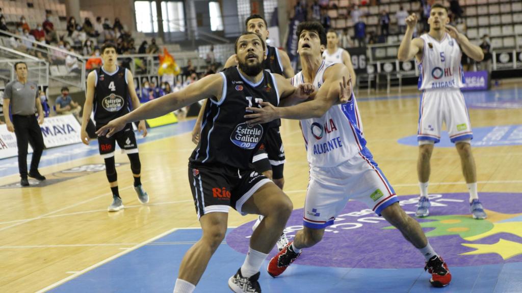 Bilbao pugna con un jugador de Breogán en la zona.