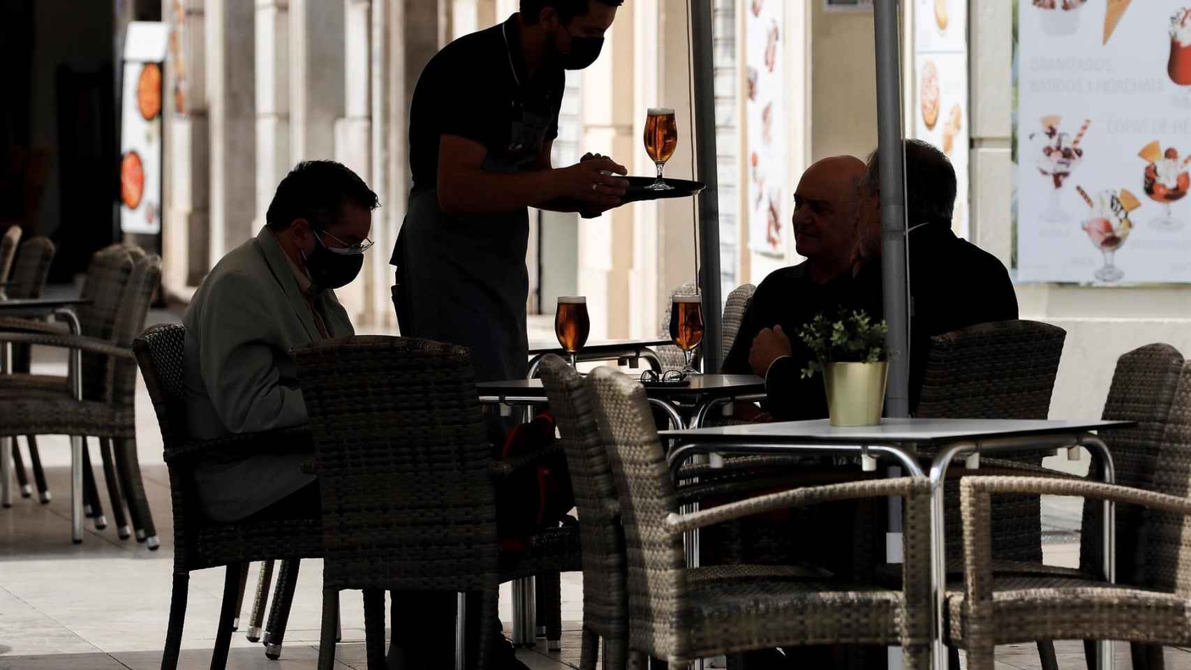 Un camarero sirve a una mesa en la Comunidad Valenciana.